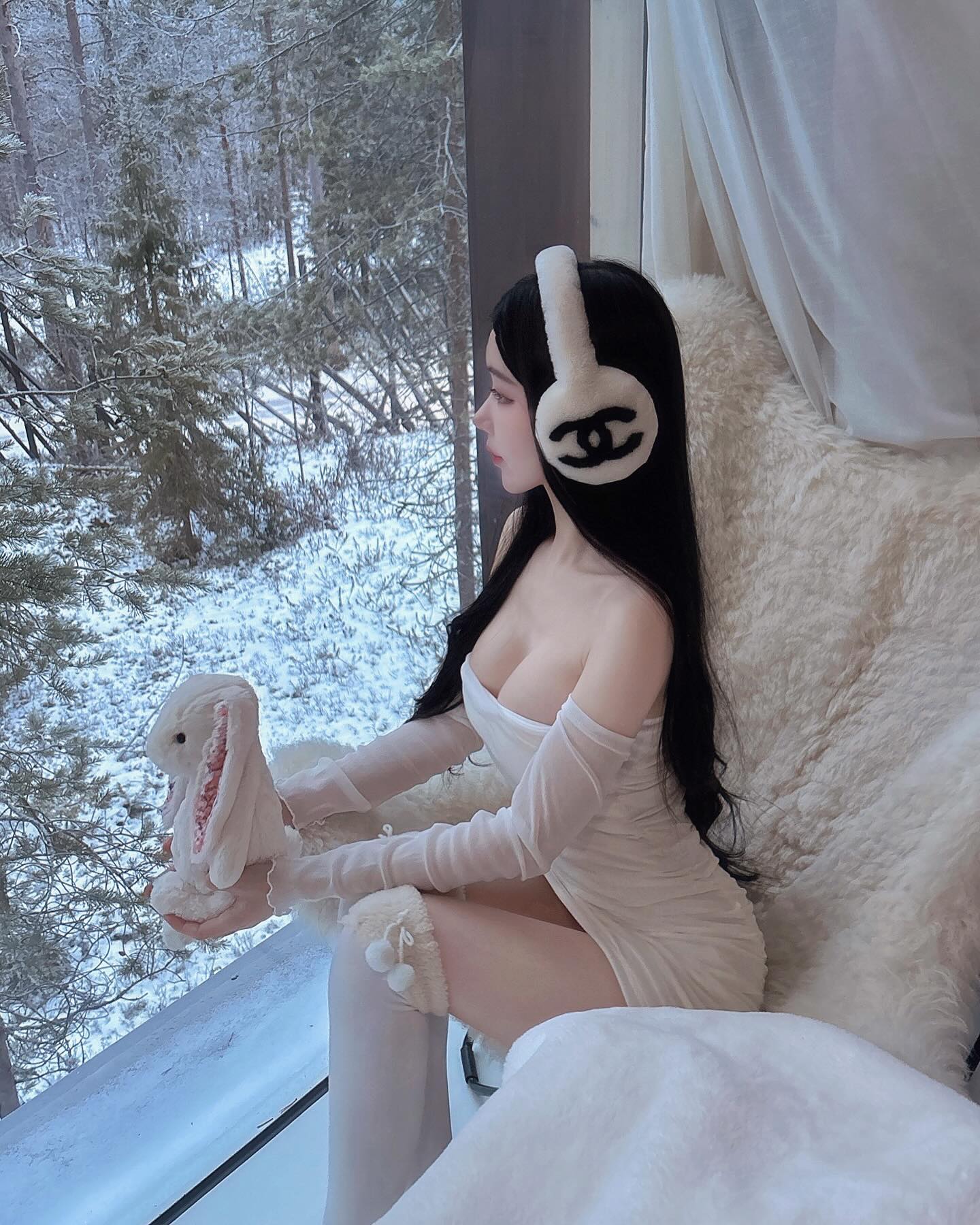 根本白雪公主！「Miyo米優」白皙又有雪乳，在雪地裡大秀曼妙曲線！