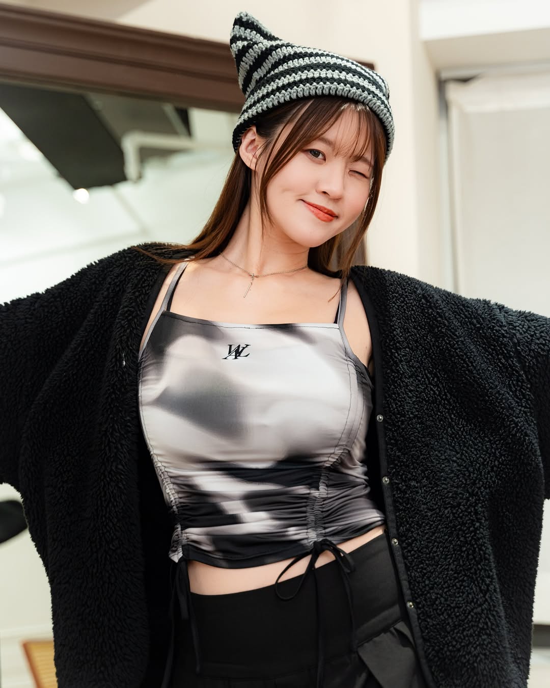學生妹「雪兒莉Sherly」撐爆制服，「性感三角」若隱若現超逼人！