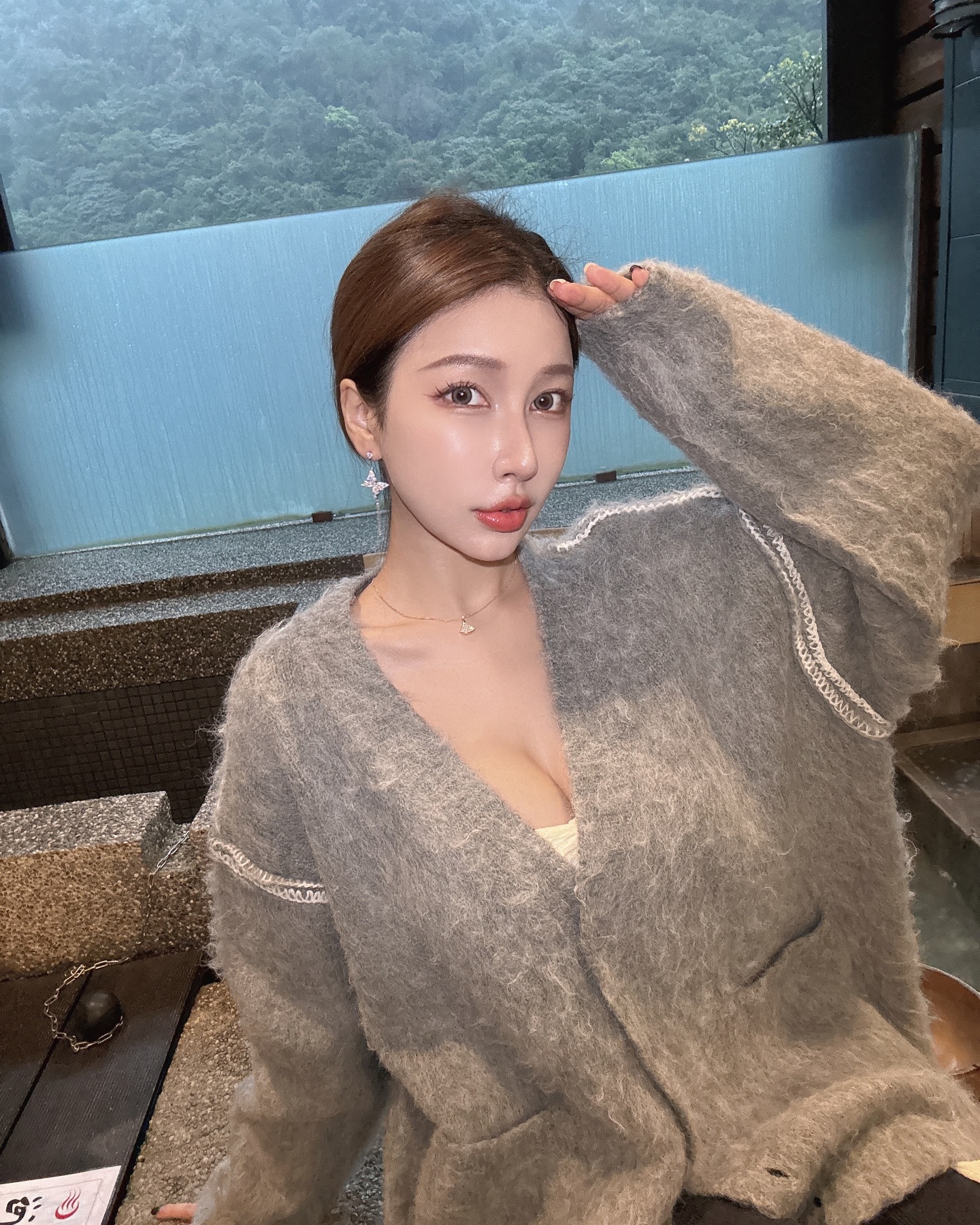 太犯規！美乳女神「娜娜米」慶生泡湯放鬆，粉色比基尼藏不住「雪白雙峰」！