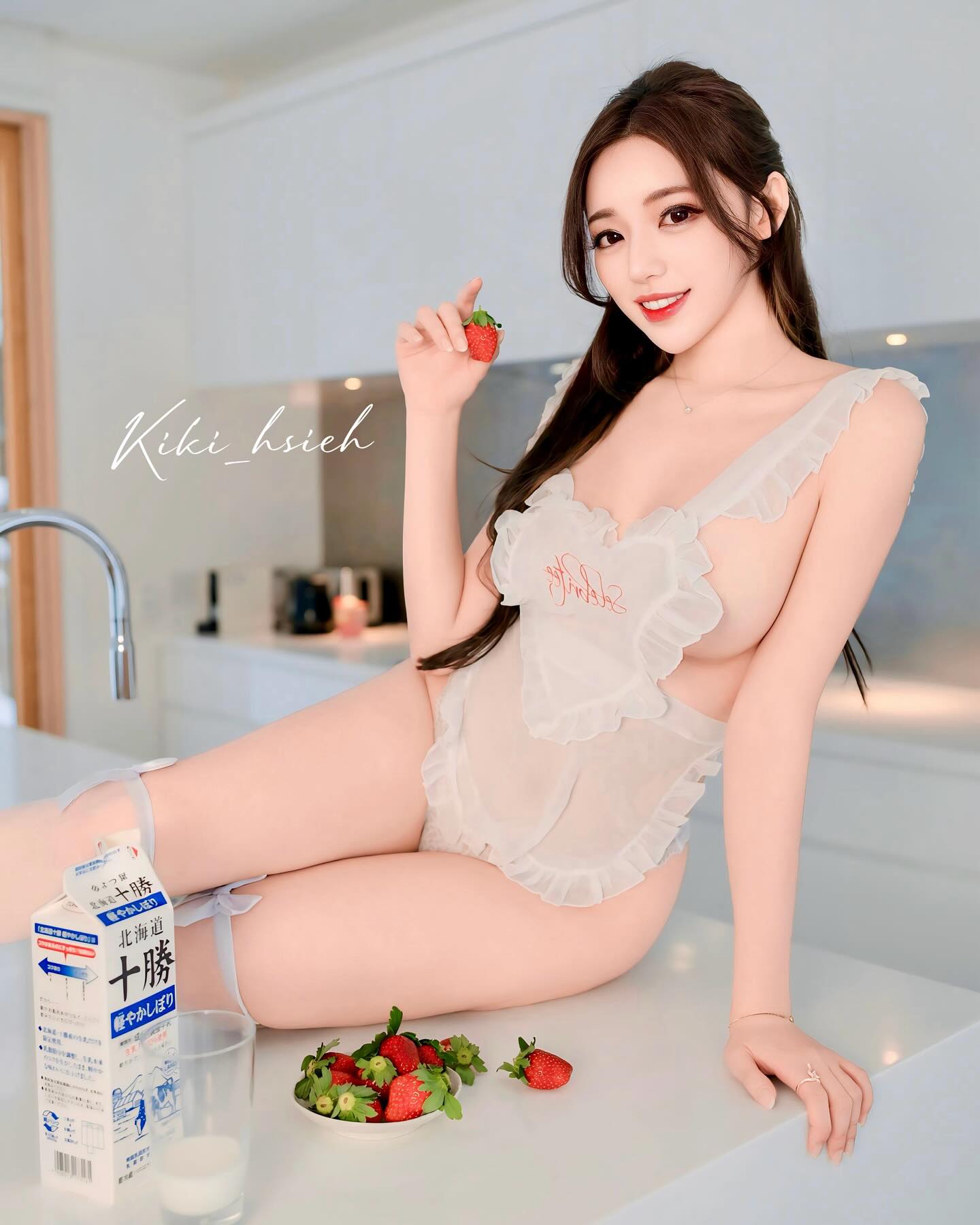 老婆穿這樣做家事你幾點回家？女神「謝立琪 Kiki」裸體圍裙好可口！