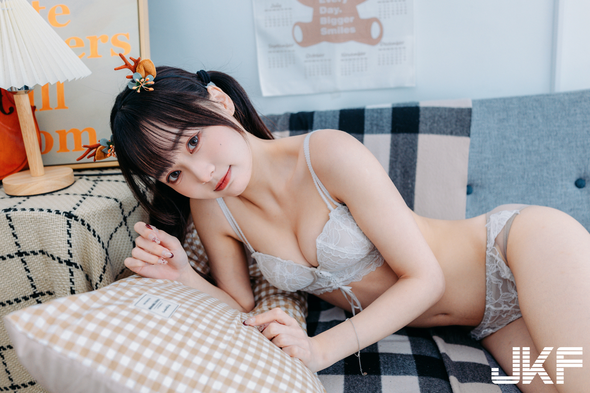 甜心正妹「奶糖」窈窕曲線超誘人，「居家挑逗姿勢」讓人馬上動心！