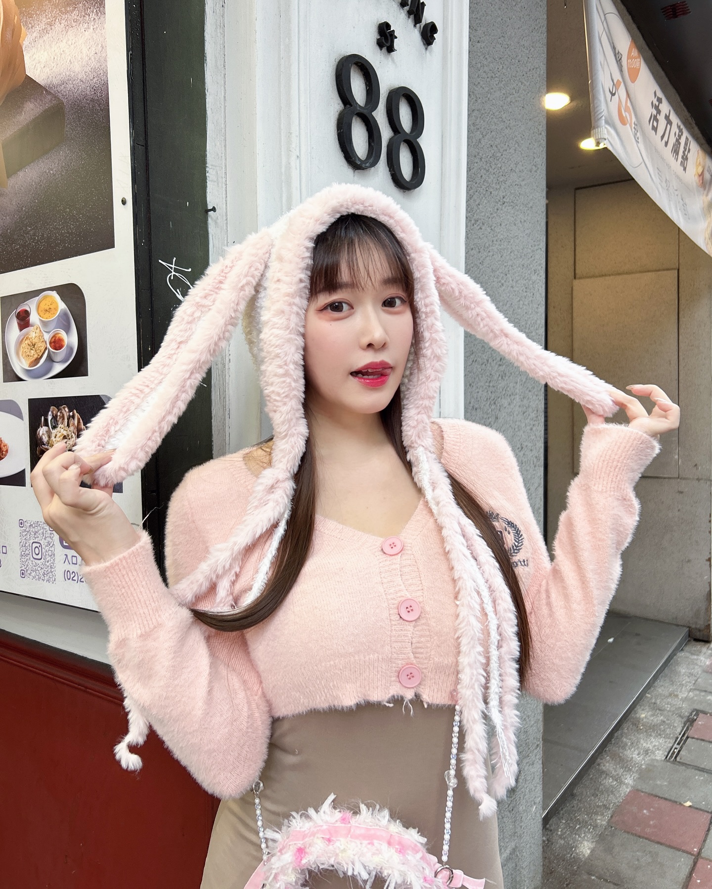 西門町出現「巨乳粉紅兔兔」！原是火辣士官長「菈菈」，S曲線讓路人猛看