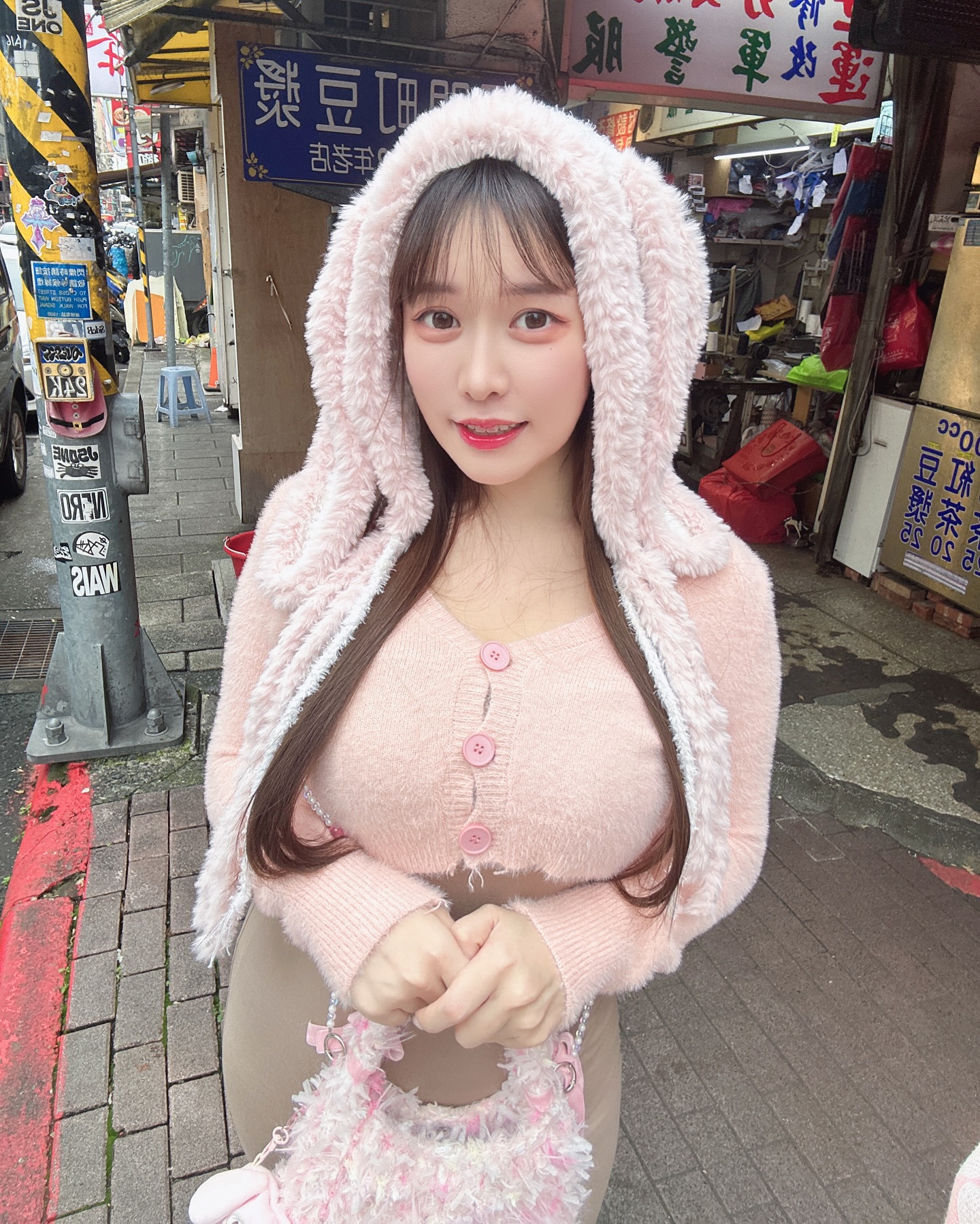 西門町出現「巨乳粉紅兔兔」！原是火辣士官長「菈菈」，S曲線讓路人猛看