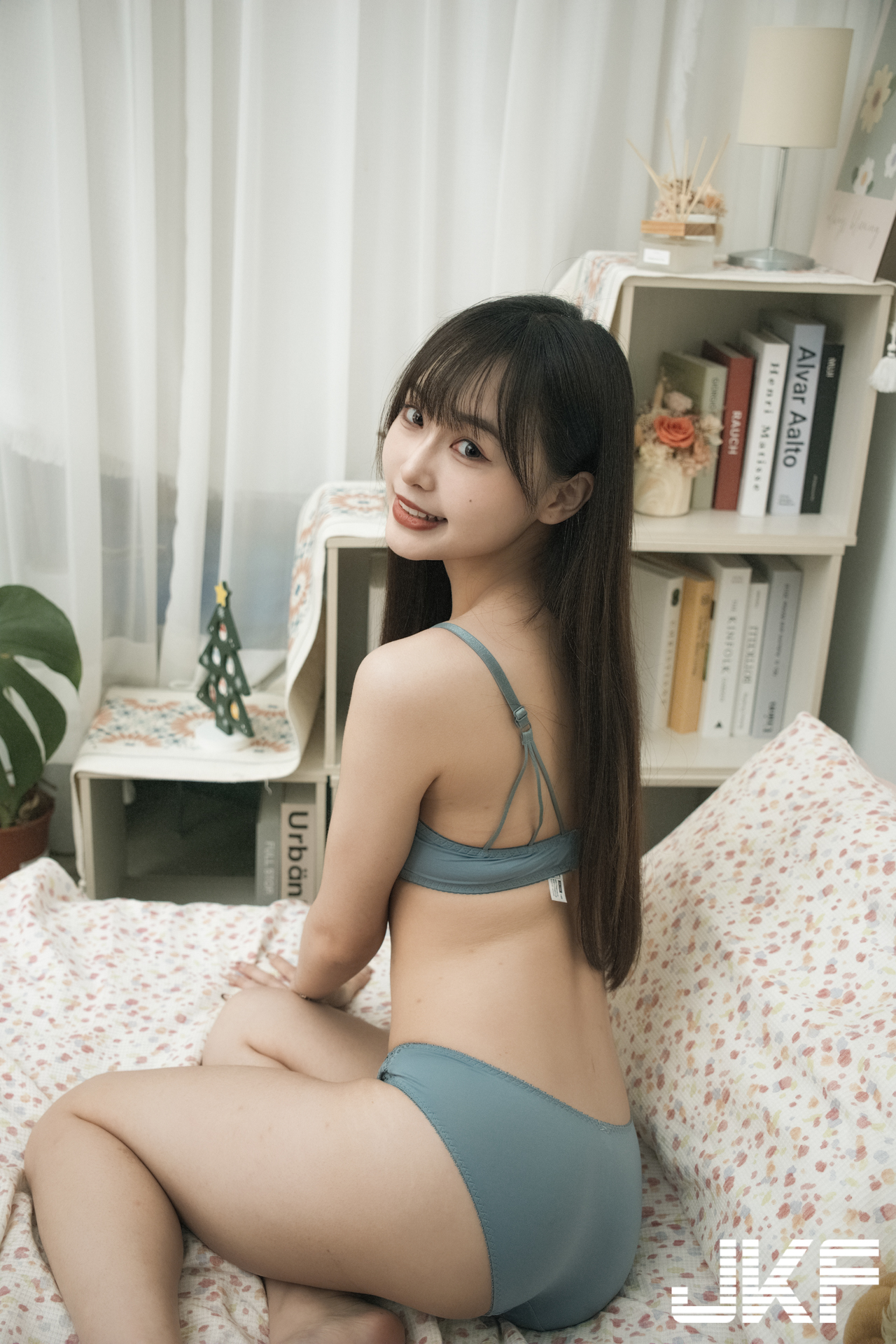 甜美正妹「奶糖」假日慵懶又性感！「雪白美乳＋療癒笑容」讓人瞬間戀愛