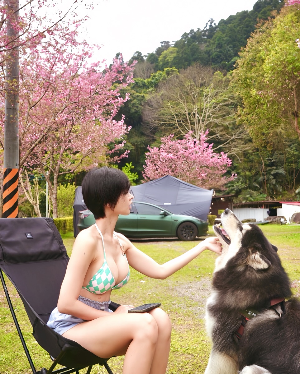 鹿林道見性感女孩「A栗」，「露營穿比基尼」逗愛犬畫面超療癒