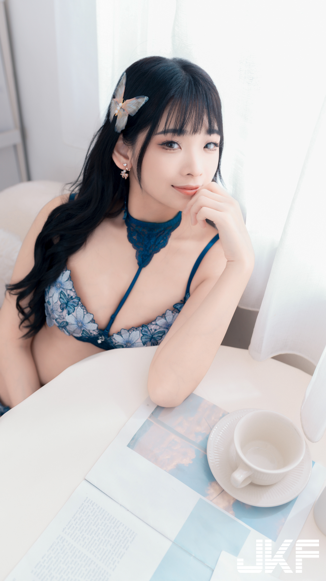 火辣午茶時光！翹臀正妹「露露咪」爆乳細丁內衣，大方秀出豐腴曲線！