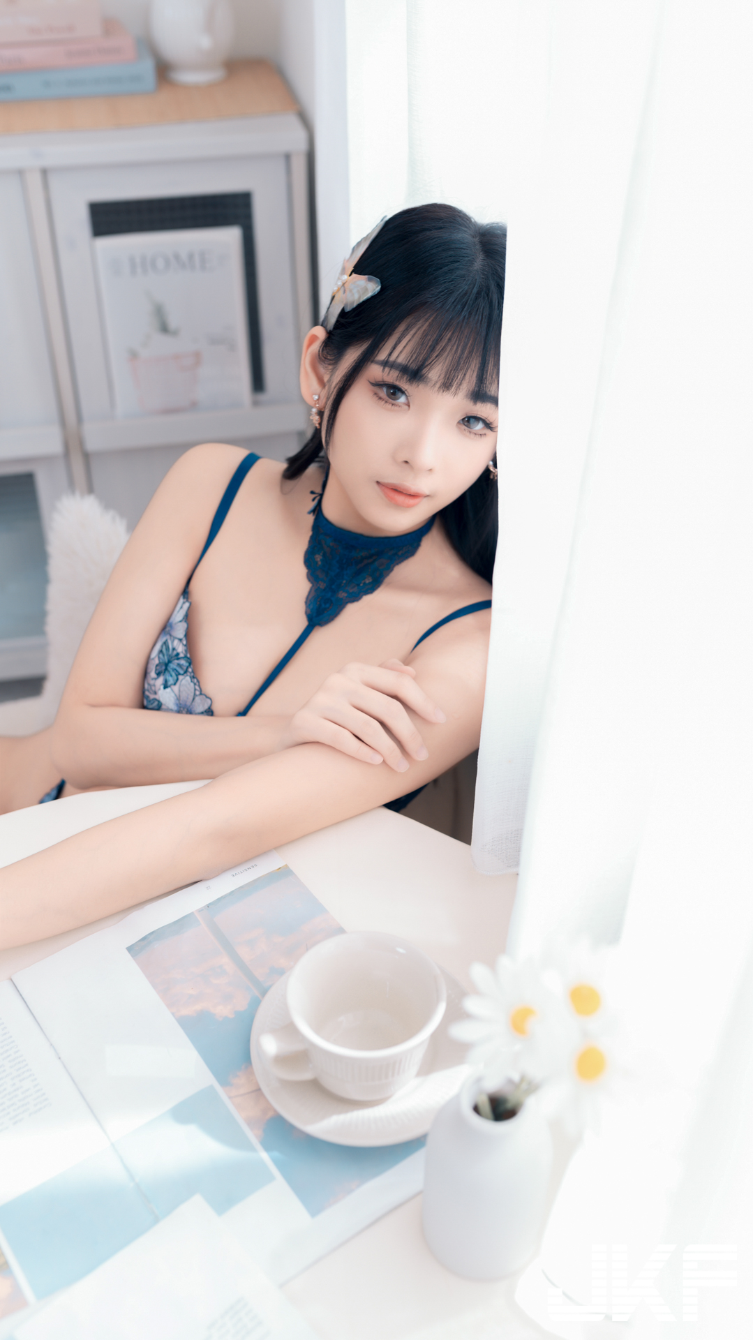 火辣午茶時光！翹臀正妹「露露咪」爆乳細丁內衣，大方秀出豐腴曲線！