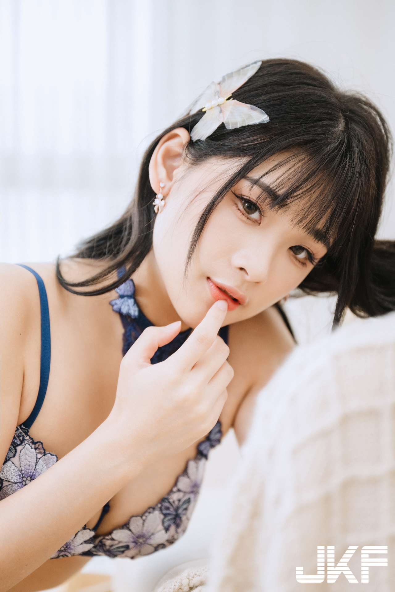 火辣午茶時光！翹臀正妹「露露咪」爆乳細丁內衣，大方秀出豐腴曲線！