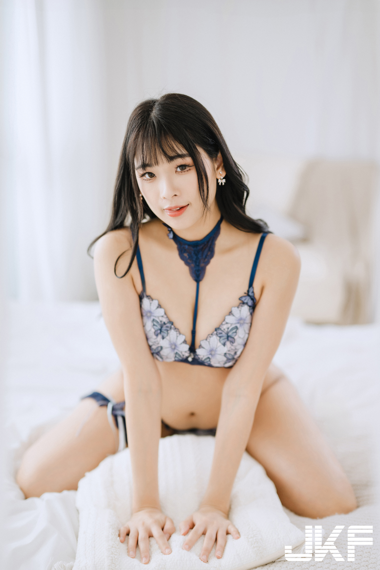火辣午茶時光！翹臀正妹「露露咪」爆乳細丁內衣，大方秀出豐腴曲線！