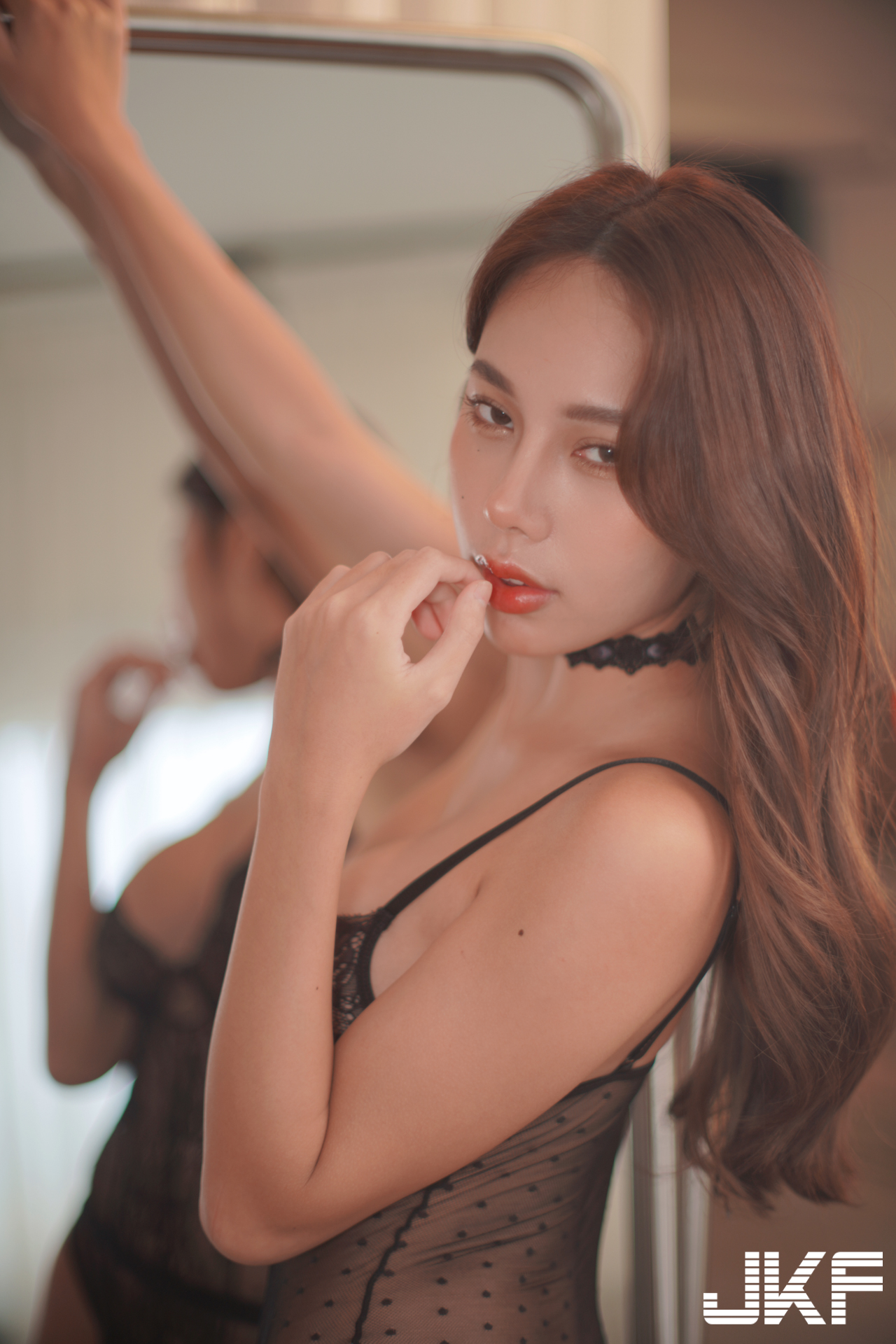 古銅色美肌辣妹「李尾巴」連身裝誘惑，超惹火姿勢「深溝要炸出」！