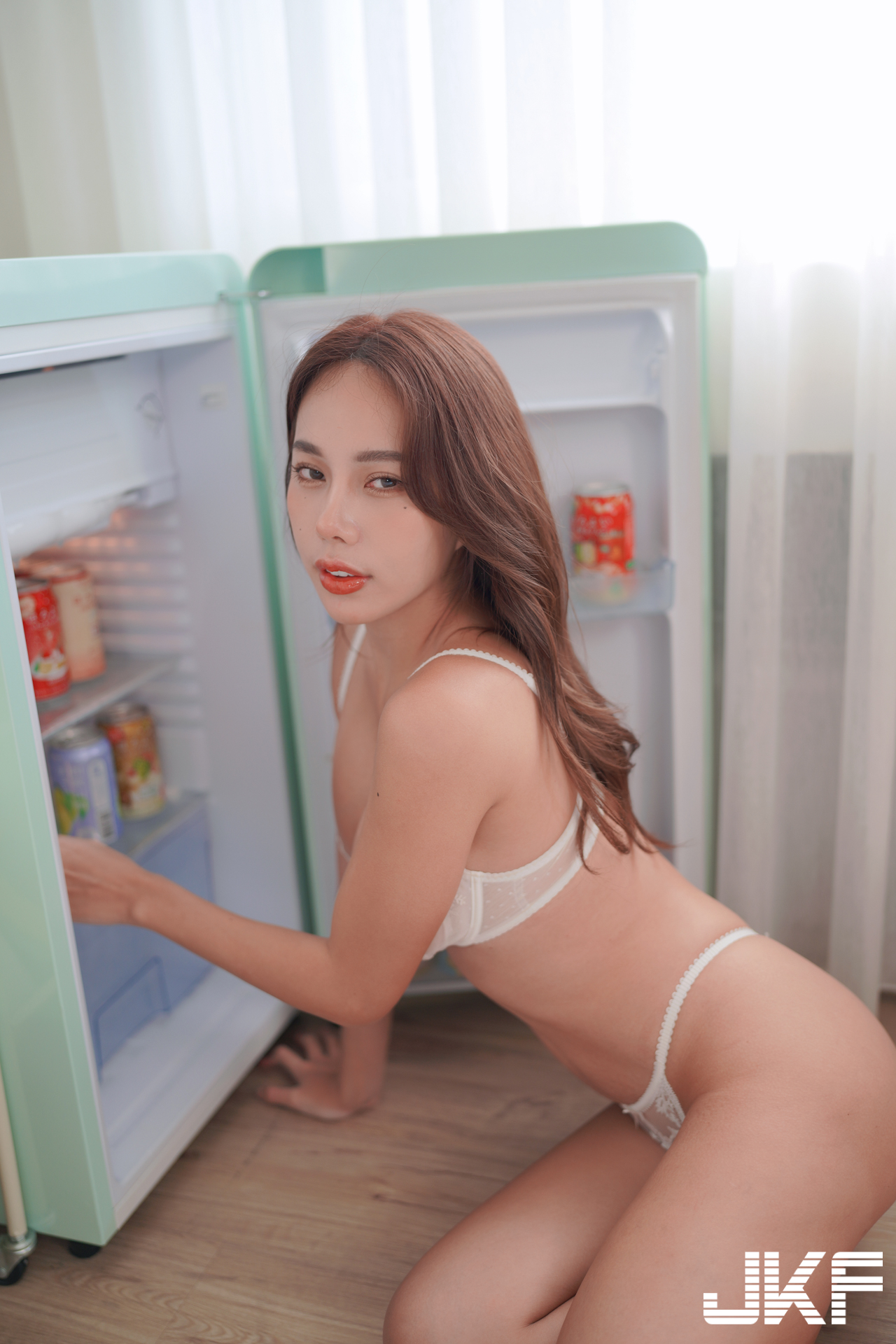 長腿美乳辣妹「李尾巴」蜜肌誘惑！「白色蕾絲爆乳」秀閨房內慵懶性感