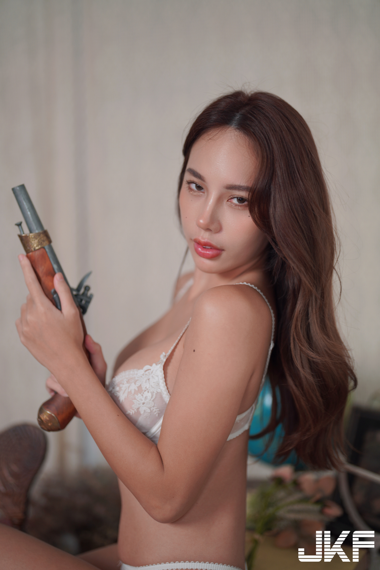 長腿美乳辣妹「李尾巴」蜜肌誘惑！「白色蕾絲爆乳」秀閨房內慵懶性感