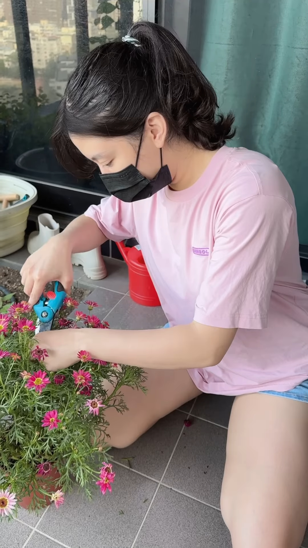 超能力正妹「毛咪Catty」整理花圃，太熱一掀「雙球彈出」超震撼！