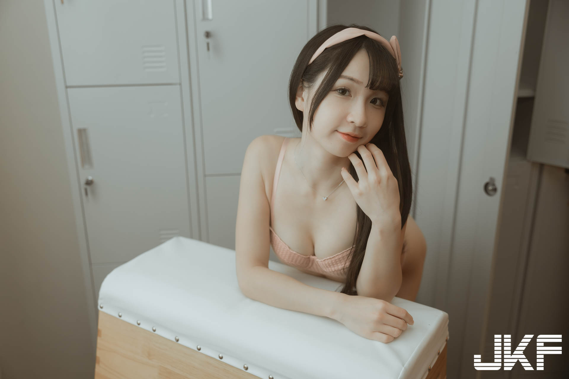 甜美反差萌！賽車辣妹「UU」變粉嫩美少女！性感爆乳內衣秀「雪乳蜜桃」