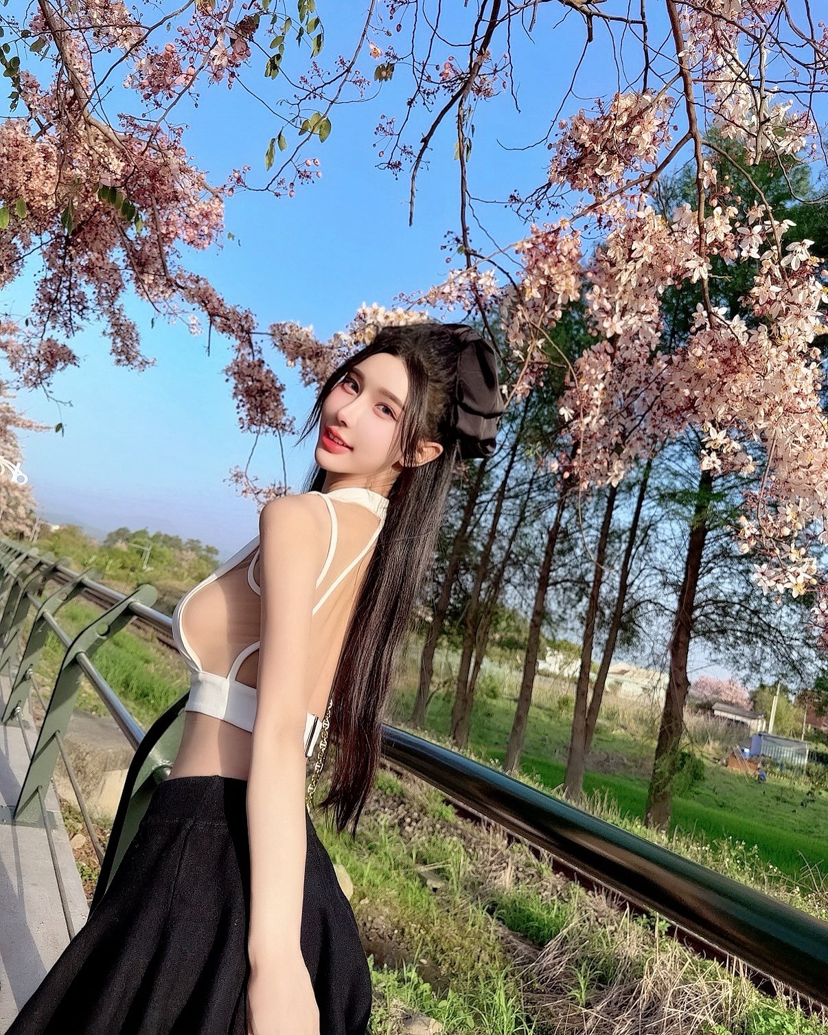 甜萌女神《夢夢MonMon》露側乳賞花　提前讓粉絲預習攝影會辣度