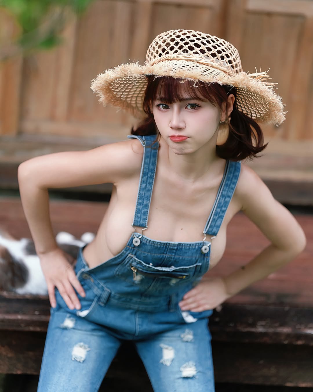 淘氣正妹「HANHAN」充氣吊帶褲，「兇猛奶量」天下男人來征服！