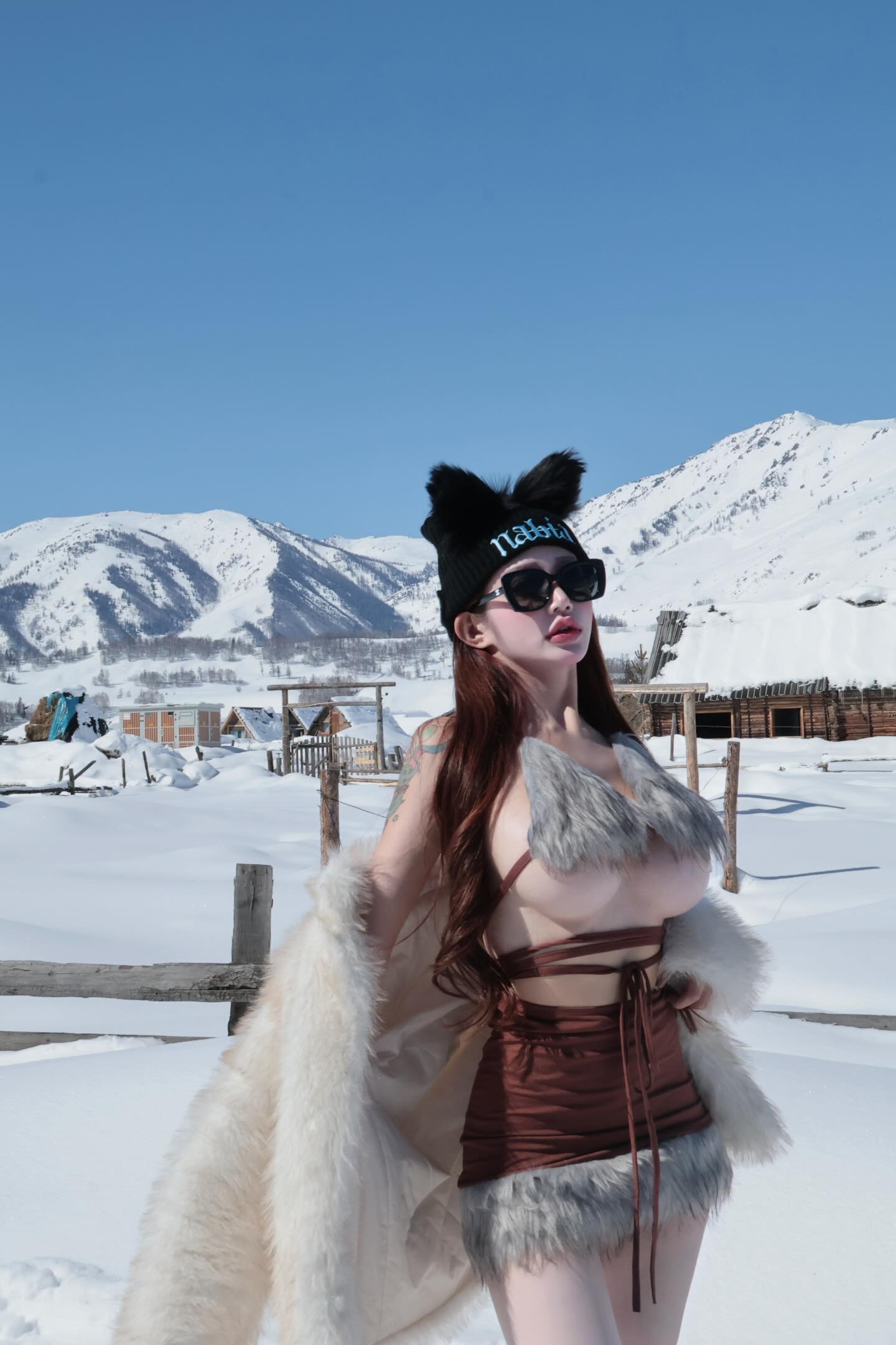 鮮奶需要冷藏！「豪乳辣妹」新疆-20 度玩雪，衣不蔽體直接露兩粒！