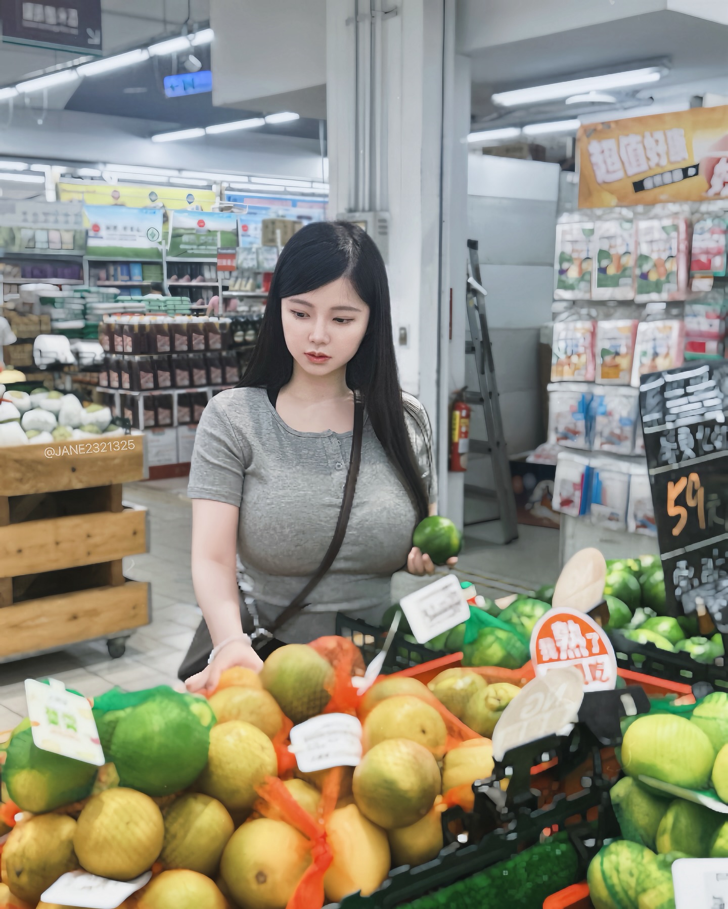 比西瓜還大！巨乳正妹逛超市　貼身上衣擋不住進擊乳量