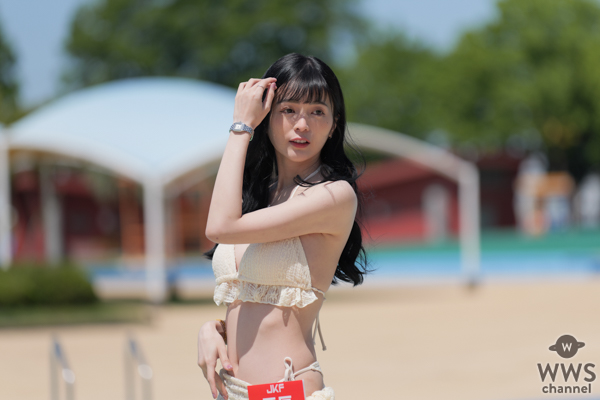雙馬尾萌妹「辰辰」秀比基尼嫩乳！泳池畔展現甜美魅力