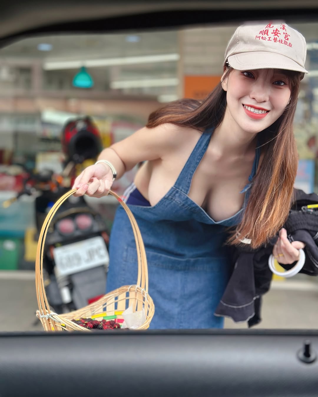 正妹在民間！雲林鄰家妹「Vina」騎車超犯規，「啷出美乳」鄉民都凍未條！