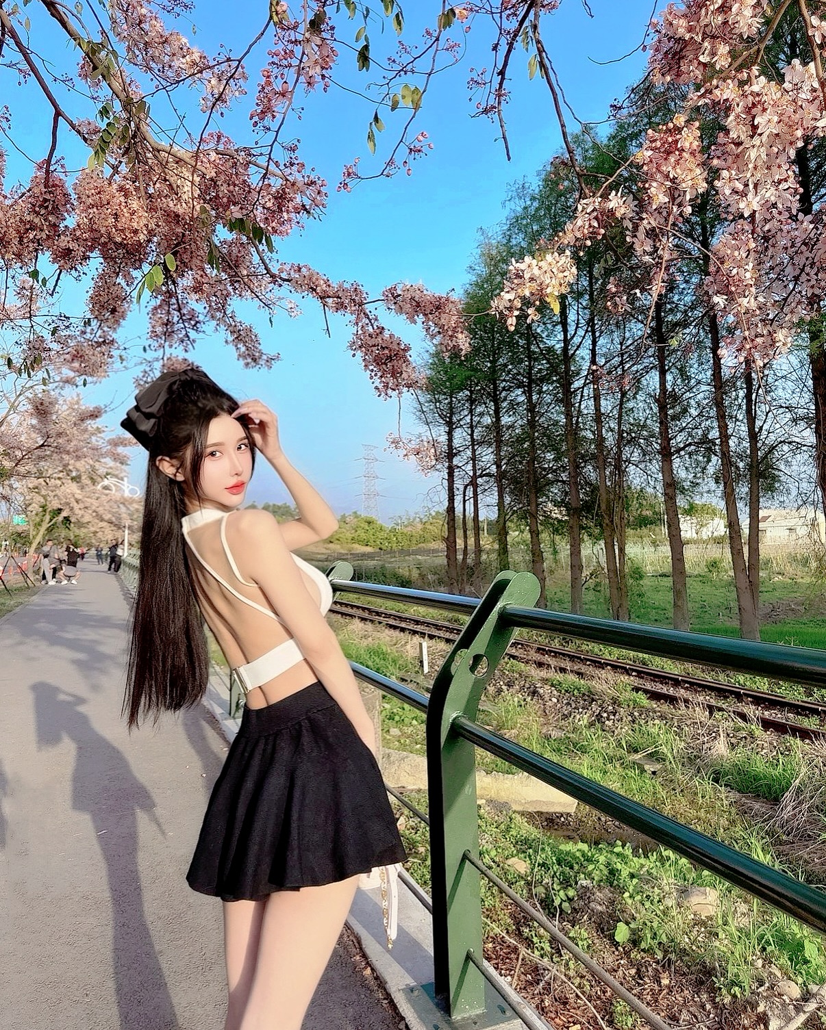 修但幾勒！這樣賞櫻可以嗎？性感尤物「夢夢」透視裝露半粒巨乳好搶眼！