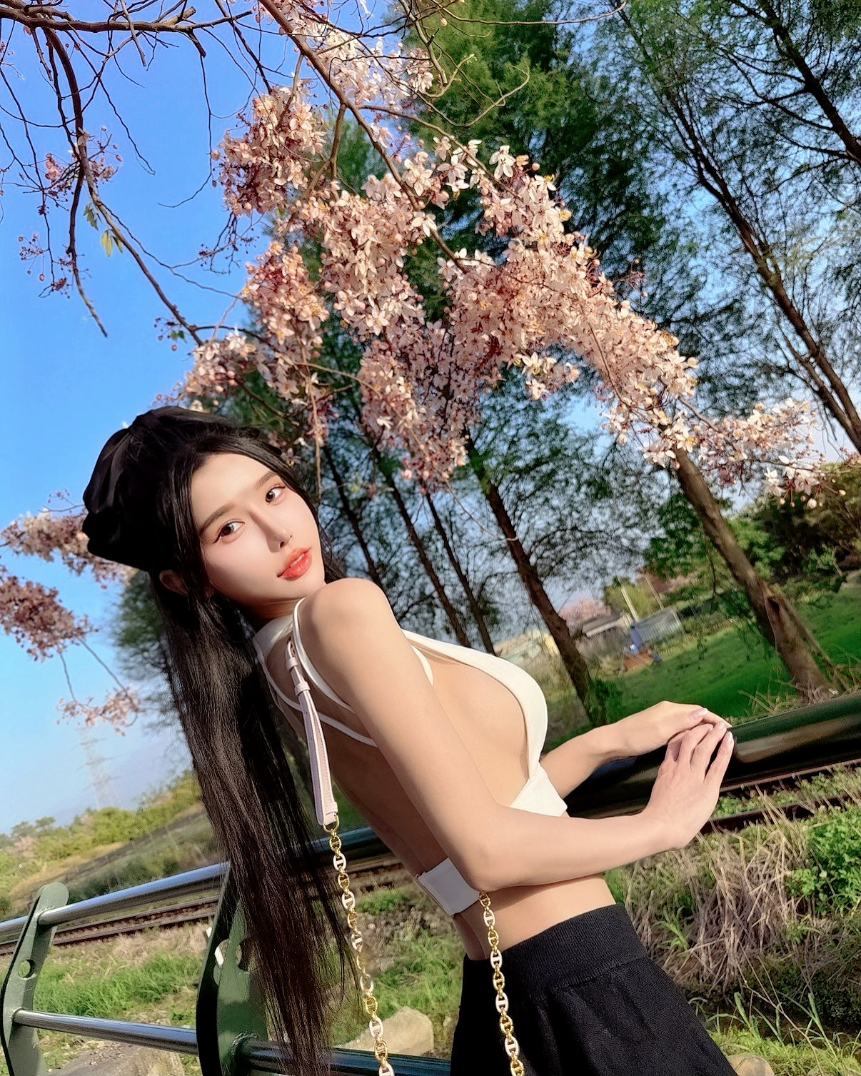修但幾勒！這樣賞櫻可以嗎？性感尤物「夢夢」透視裝露半粒巨乳好搶眼！