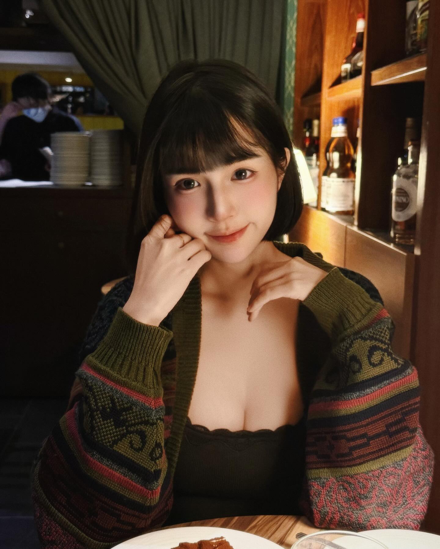 是真人不是AI！「短髮雪乳妹」用餐外套滑落，白皙美胸讓人胃口大開