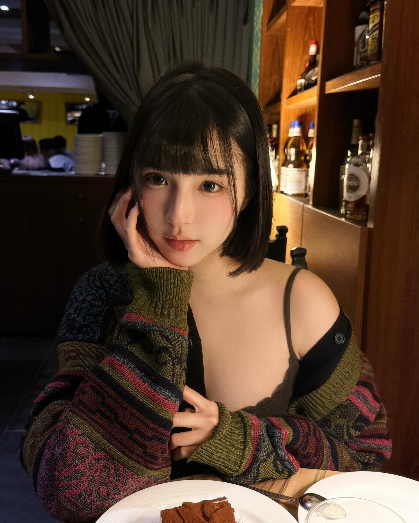 是真人不是AI！「短髮雪乳妹」用餐外套滑落，白皙美胸讓人胃口大開