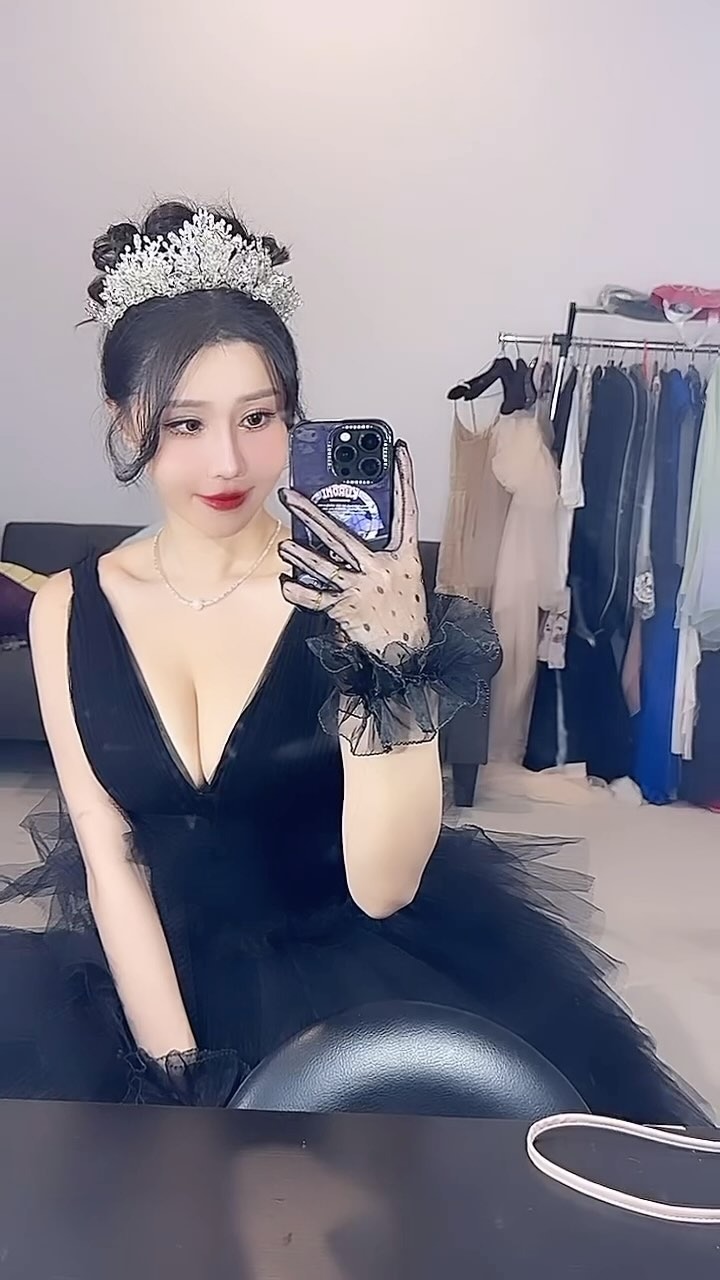 惹火白皙美肌！JKF女郎「夏小允」與你在TRE有約！