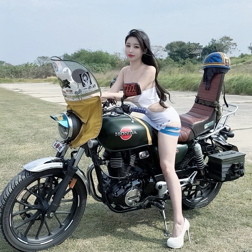 性感辣模「夏小允」展場高人氣！「雪乳玉腿」這次讓你1v1拍到飽