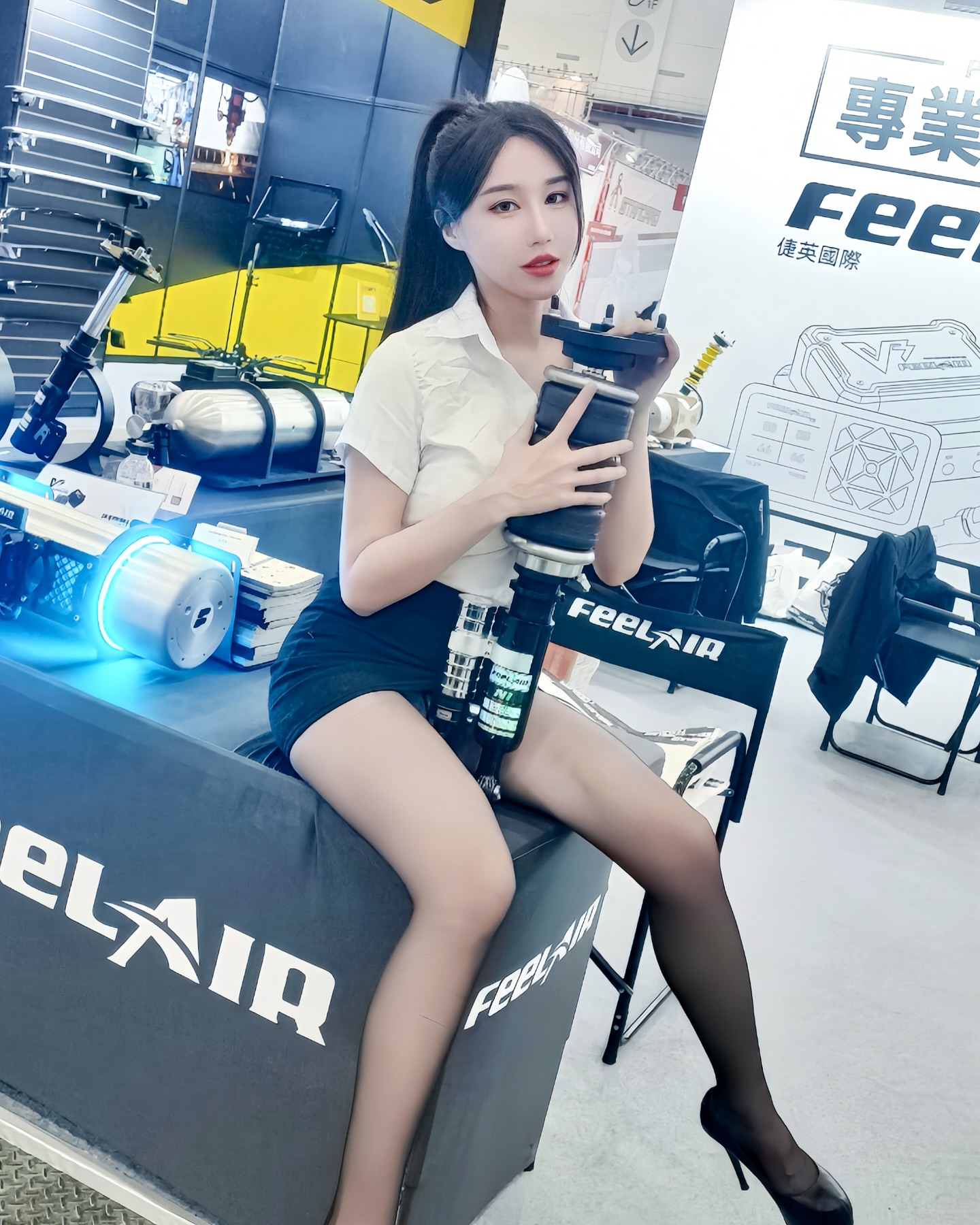 性感辣模「夏小允」展場高人氣！「雪乳玉腿」這次讓你1v1拍到飽