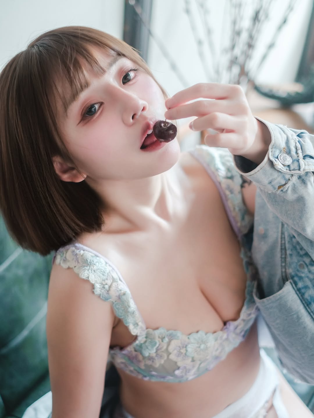 俏麗正妹「HanHan」親餵櫻桃，「放在事業線」粉絲搶著咬！