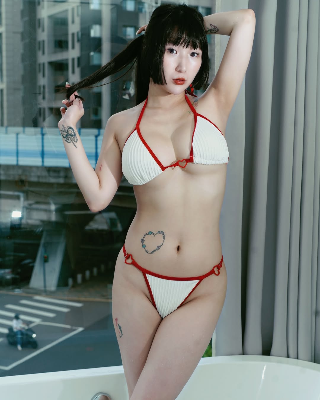 美乳女孩「茶茶兒」瘦身有成，曬「火辣比基尼」車燈還一樣重！