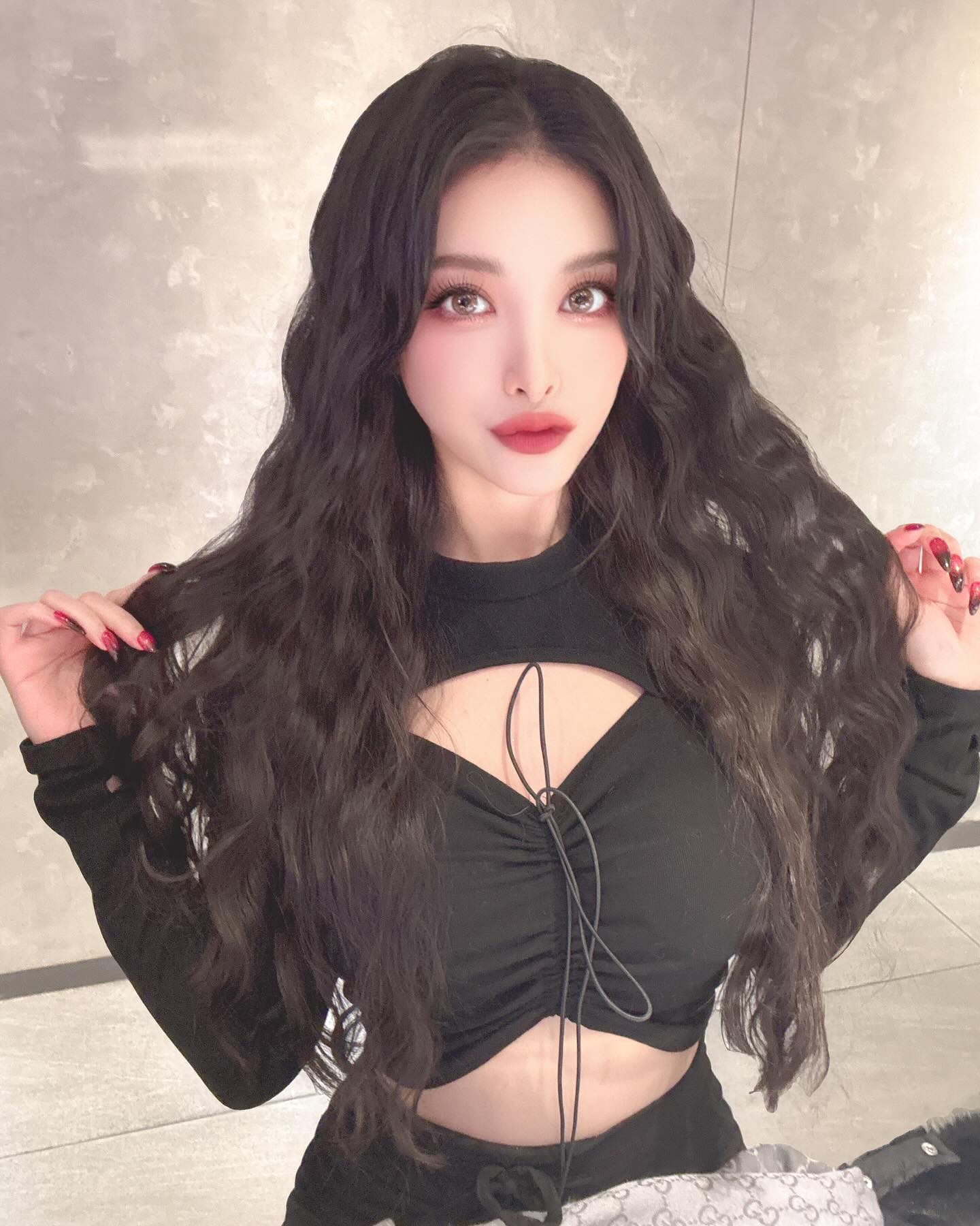 嬌小美豔人氣正妹「子筠Nina」，性感嫵媚的「雪乳美臀」搶佔你視線
