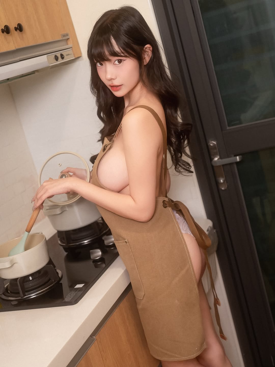 純慾老婆「苡昕」洗手作羹湯，「裸體熬補」粉絲營養過剩！