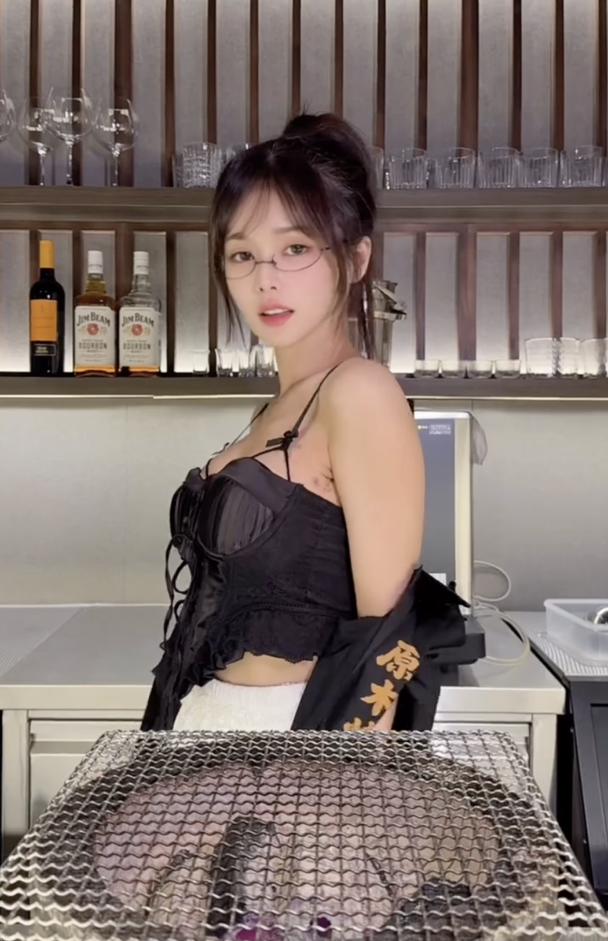 這樣夠辣嗎？正妹燒肉店員小花「桌邊服務」，客人要加辣她乾脆脫衣服幫烤
