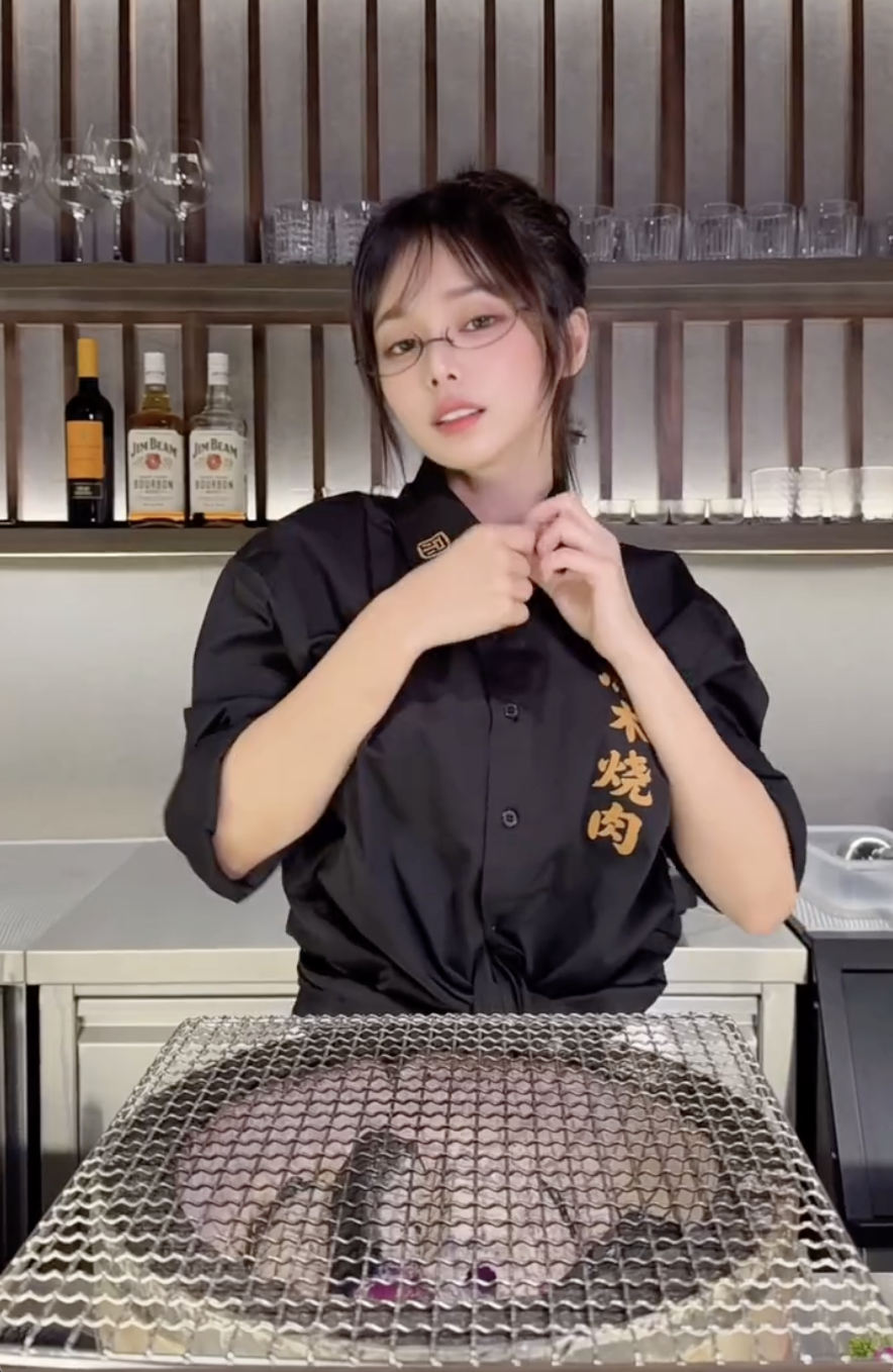 這樣夠辣嗎？正妹燒肉店員小花「桌邊服務」，客人要加辣她乾脆脫衣服幫烤