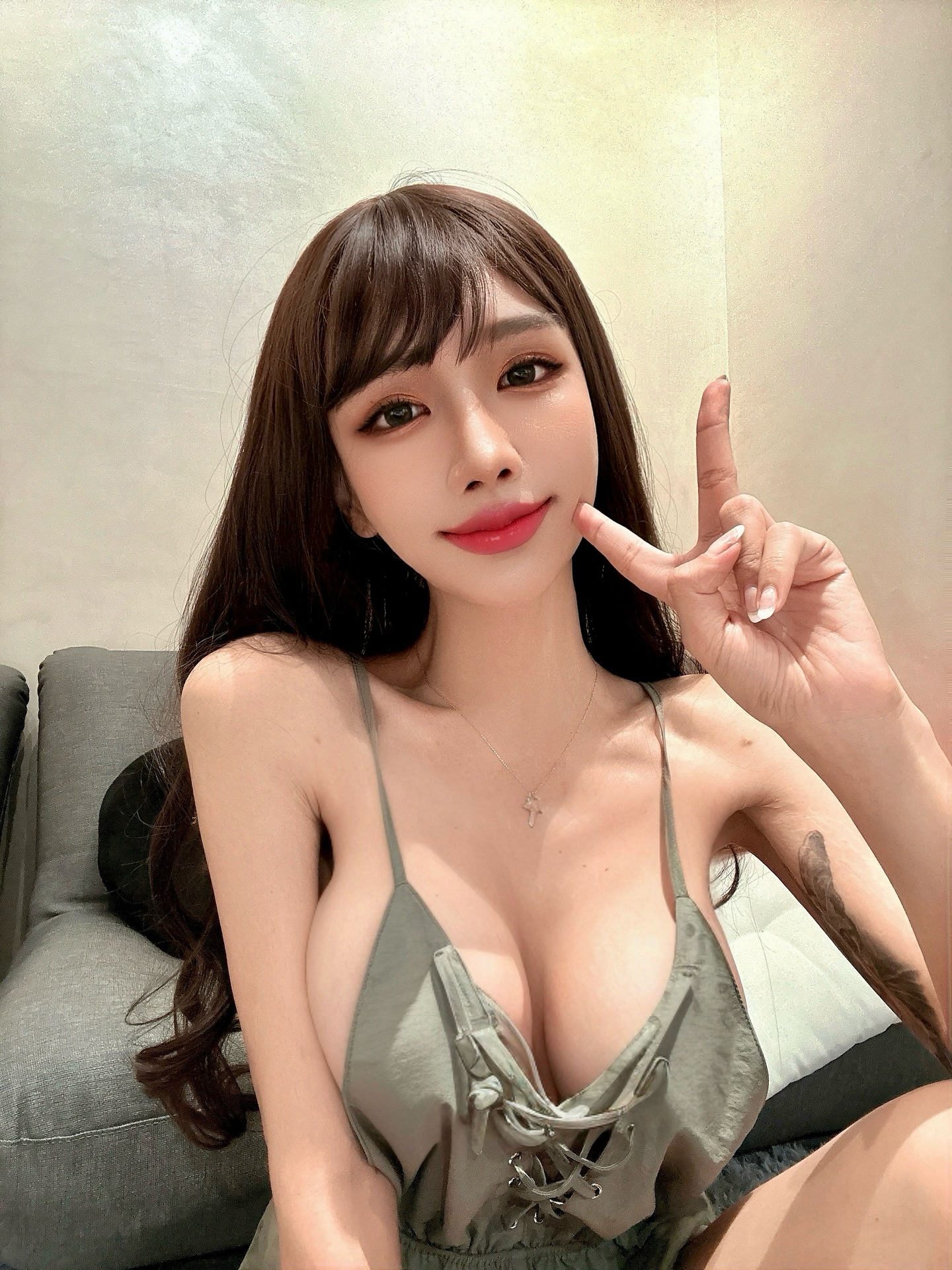 台北小明日花？巨乳辣妹「畇安」裡面不穿bra，躺下後「白嫩雙球」溢出來！