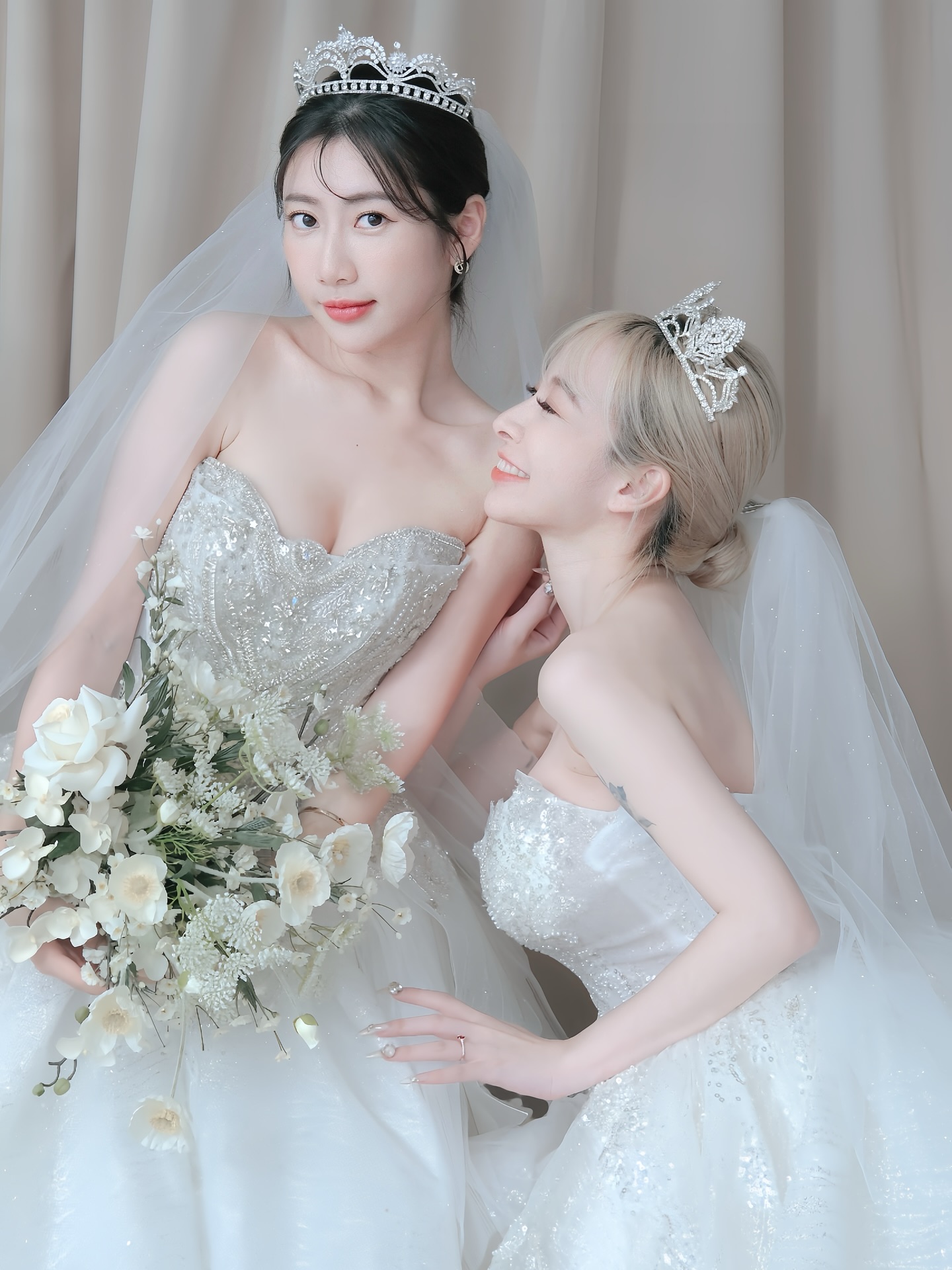 嵐芯語 X 比特穿上性感白紗　拍下最正閨蜜婚紗照！