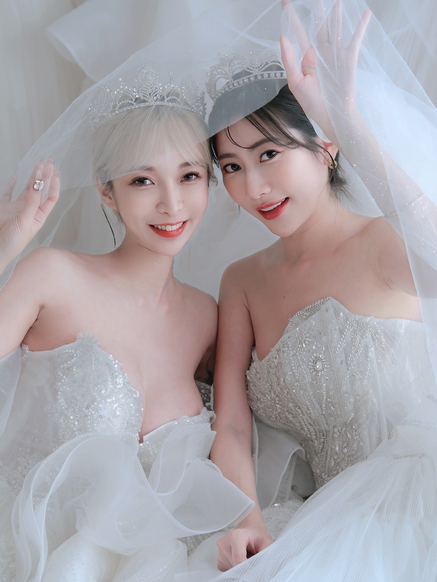 嵐芯語 X 比特穿上性感白紗　拍下最正閨蜜婚紗照！