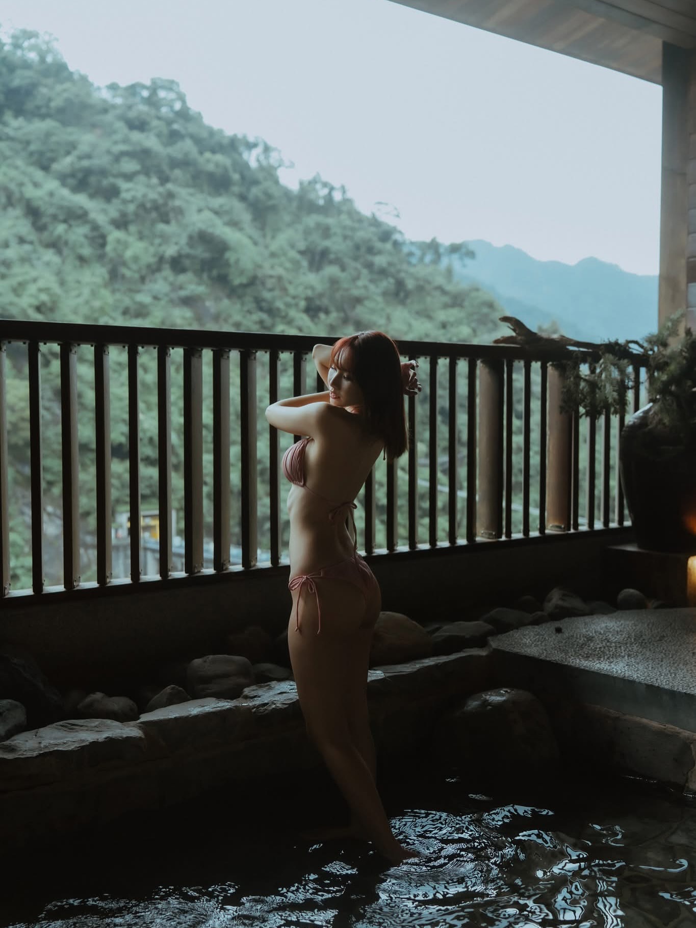 短髮女神「深田沐沐」烏來泡湯大秀「巨乳翹臀」，在TRE還能近距離猛拍！