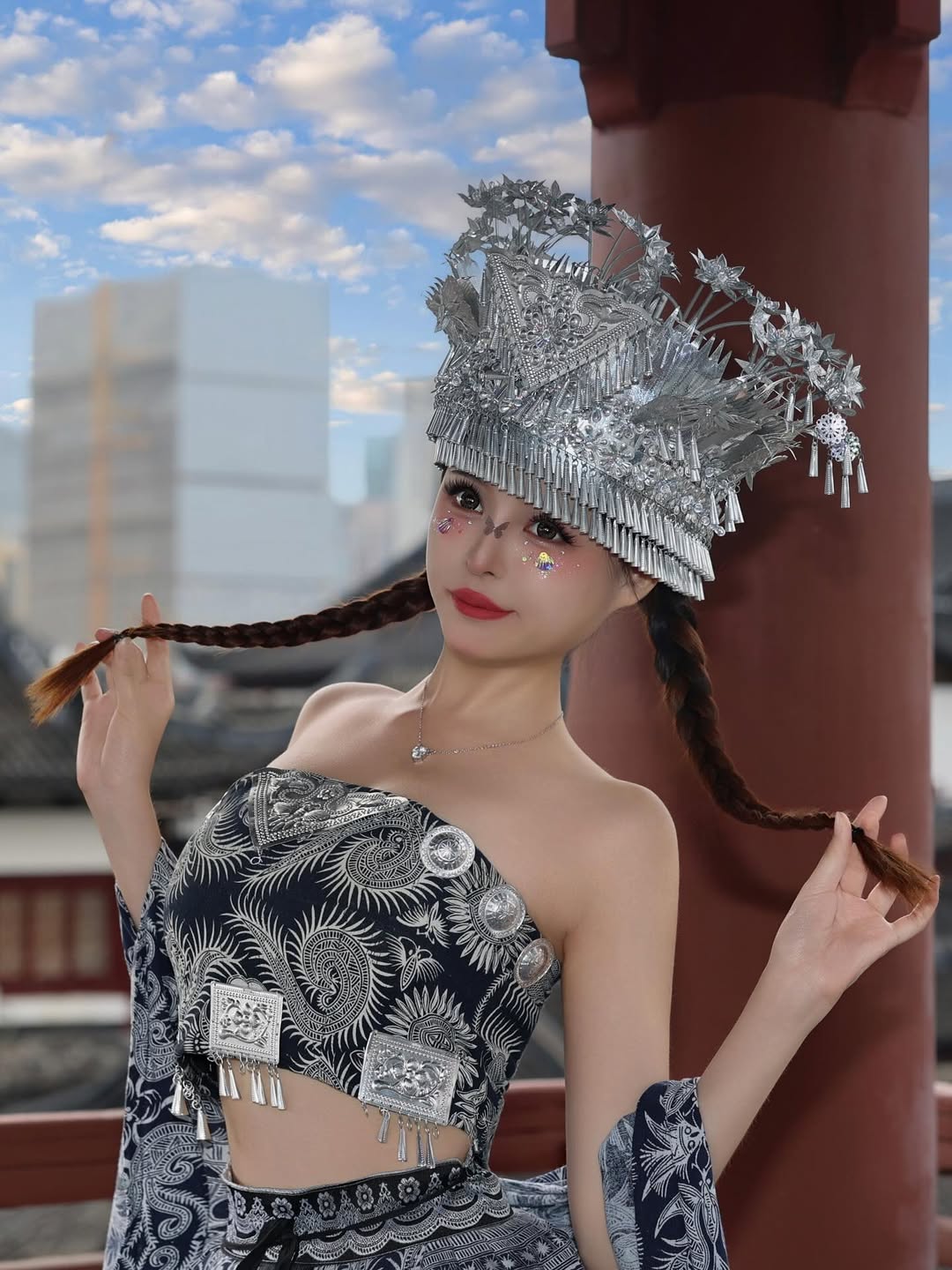 苗族姐姐「羊ㄦ」姿態優雅性感，「爆乳細腰」還是藏不住！