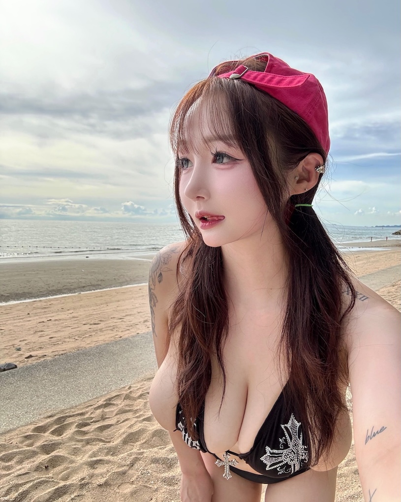 海邊遇到「超辣乳球正妹」，「比臉大的車頭燈」太誘人！