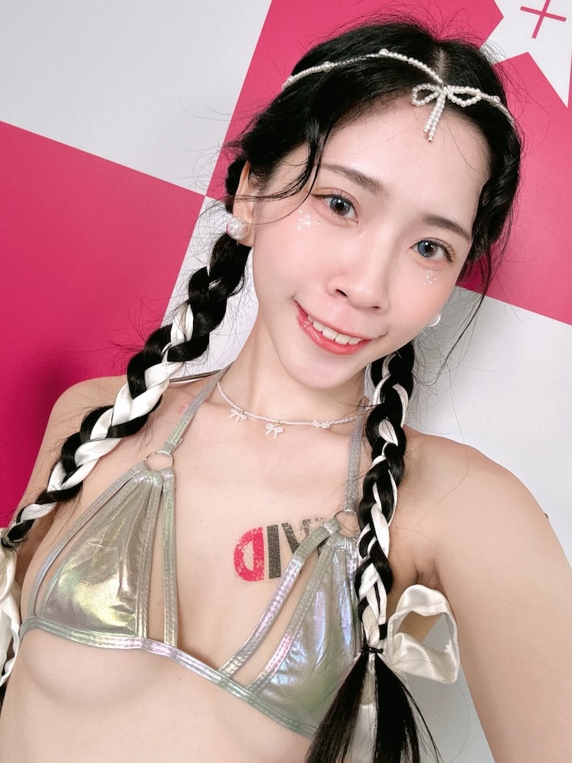 好勾人！JVID冰晶女神「茶理」銀色比基尼超火辣！