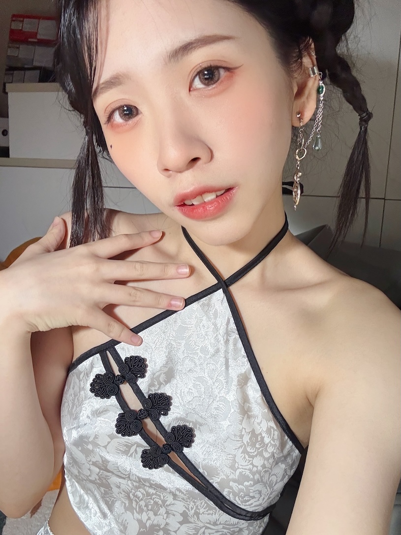 好勾人！JVID冰晶女神「茶理」銀色比基尼超火辣！