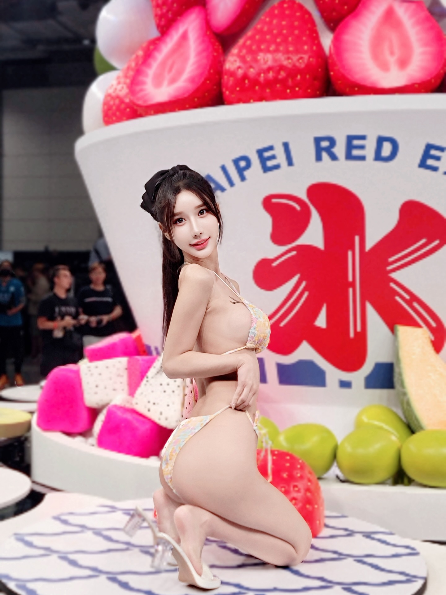 雪乳女神「夢夢」TRE 現身！剉冰轉盤上「雪白美體」凹凸有致，幫粉絲清涼一夏！