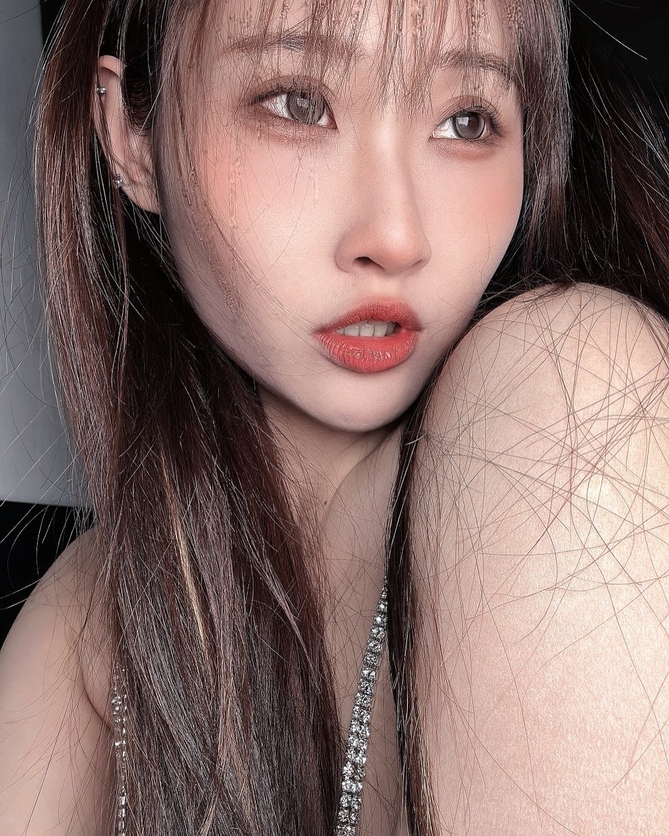 貼身激情挑逗！水滴巨乳正妹「奎拉」JVID 感謝祭挑人上台磨蹭