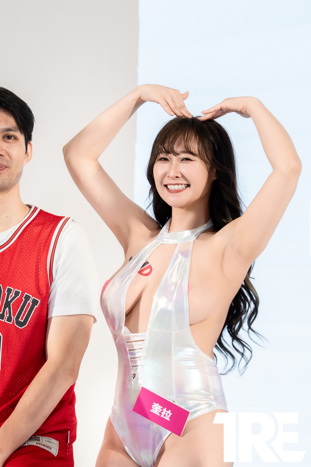 貼身激情挑逗！水滴巨乳正妹「奎拉」JVID 感謝祭挑人上台磨蹭