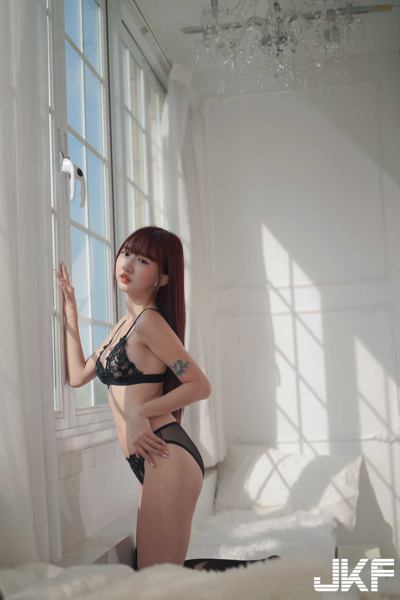 甜美眼鏡孃「孟孟𝑚𝑒𝑛𝑔」造型百變美乳不變！「火辣曲線」大膽挑逗