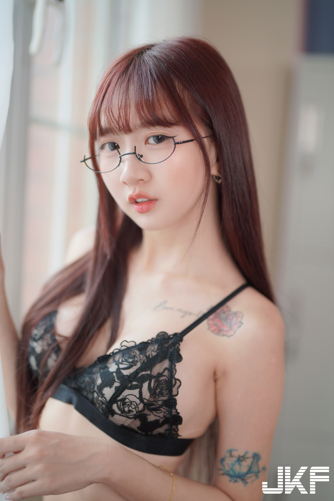 甜美眼鏡孃「孟孟𝑚𝑒𝑛𝑔」造型百變美乳不變！「火辣曲線」大膽挑逗